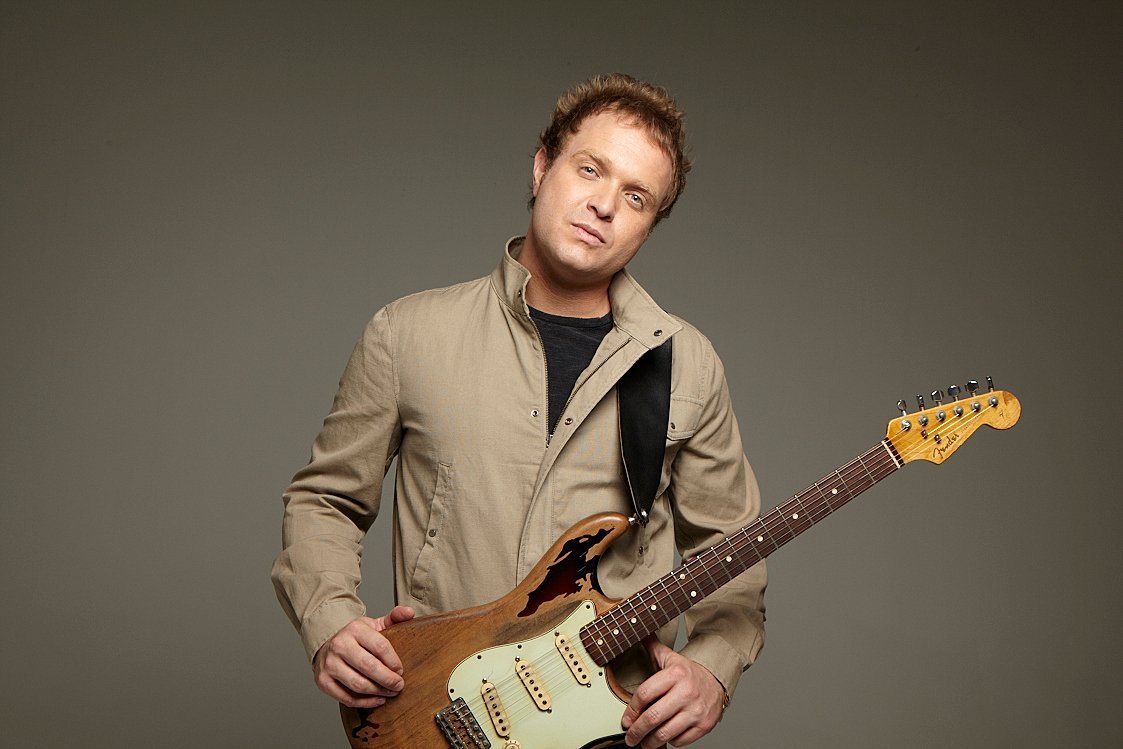 Roney Giah com sua guitarra